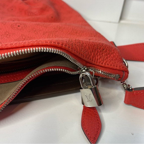 LOUIS VUITTON Mehene MM Mahina Shoulder Bag with Pochette - Picture 6 of 16